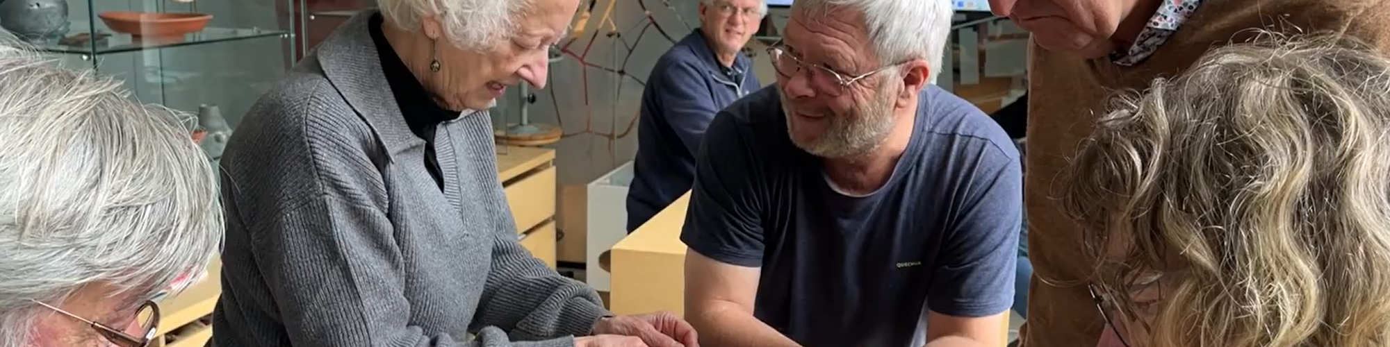 Vrijwilligers determineren bodemvondsten uit Rijnenburg